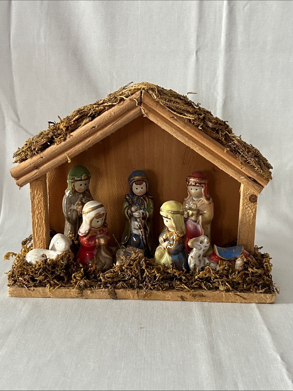 VTG tabletop nativity painted porcelain figures rustic wooden stable moss roof